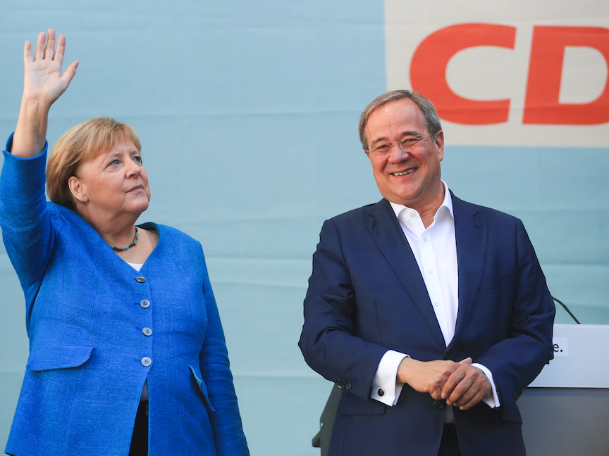 المستشارة الألمانية أنجيلا ميركل، المرشح لمنصب المستشار، أرمين لاشيت، خلال حدث انتخابي في آخن - ألمانيا - 25 سبتمبر 2021 - REUTERS