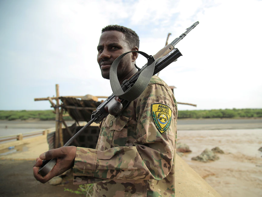 أحد عناصر القوة الخاصة في أمهرة يقف في حراسة الحدود الإثيوبية الإريترية بالقرب من بلدة حميرة بإثيوبيا - 1 يوليو 2021 - REUTERS