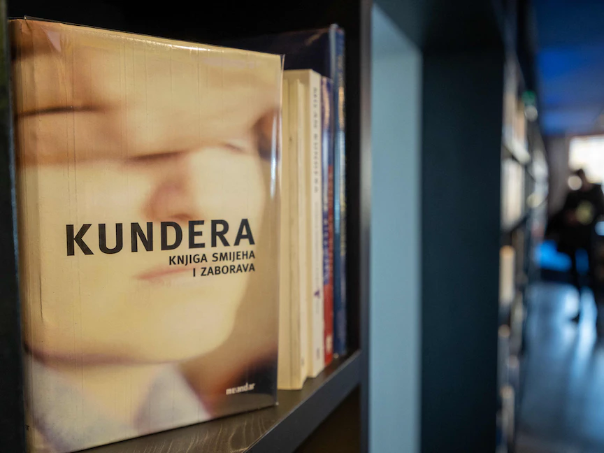 كتب الروائي التشيكي ميلان كونديرا معروضة في مكتبة في برنو جنوب شرق التشيك. 6 أبريل 2023 - AFP