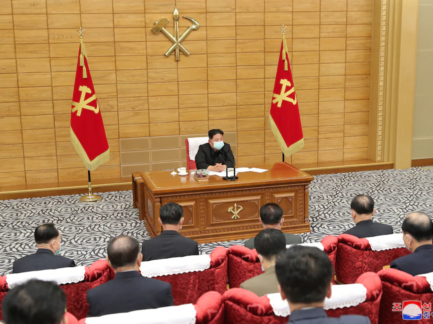 زعيم كوريا الشمالية كيم جونج أون يحضر اجتماع حزب العمال حول الاستجابة لتفشي فيروس كورونا. - via REUTERS
