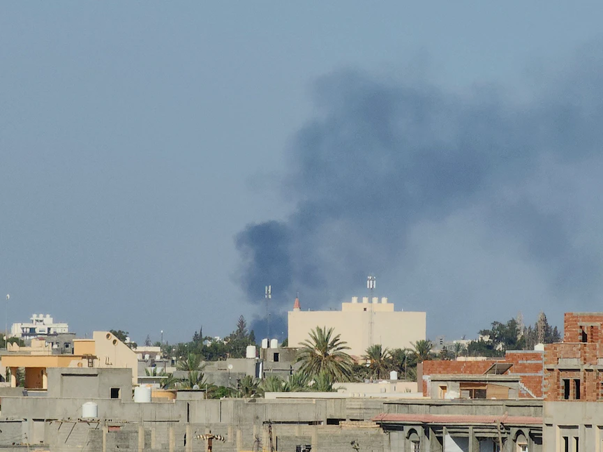 دخان يتصاعد جراء الاشتباكات في وسط العاصمة الليبية طرابلس. 15 أغسطس 2023 - AFP