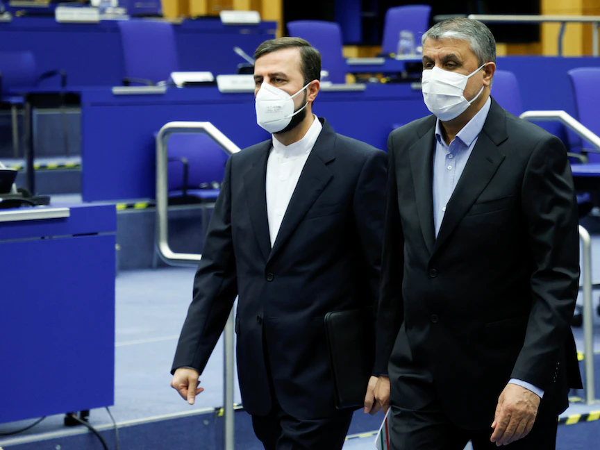 رئيس الوكالة الإيرانية للطاقة الذرية محمد إسلامي، وسفير إيران لدى الوكالة الدولية للطاقة الذرية كاظم غريب عبادي يصلان لحضور المؤتمر العام للوكالة الدولية للطاقة الذرية في فيينا - 20 سبتمبر 2021 - REUTERS