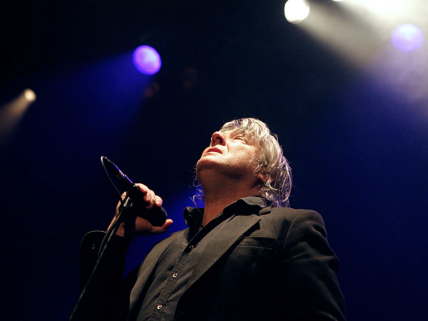 نجم الروك البلجيكي الراحل أرنو يغني في إحدى حفلاته في فرنسا- 3 ديسمبر 2010 - AFP