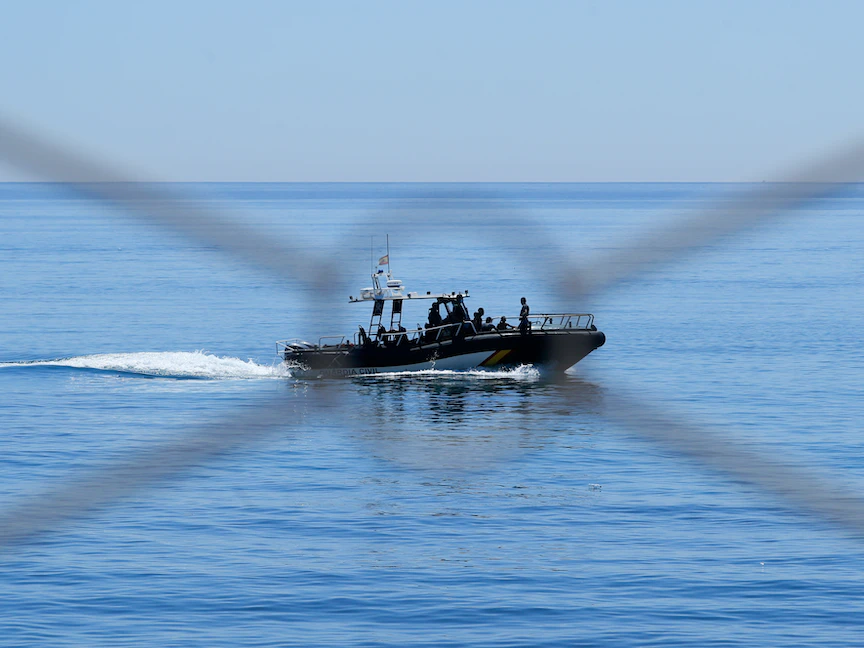 ضباط الشرطة الإسبانية على متن قارب ينقذون المهاجرين الذين حاولوا عبور الحدود الإسبانية المغربية، 19 مايو 2021 - REUTERS