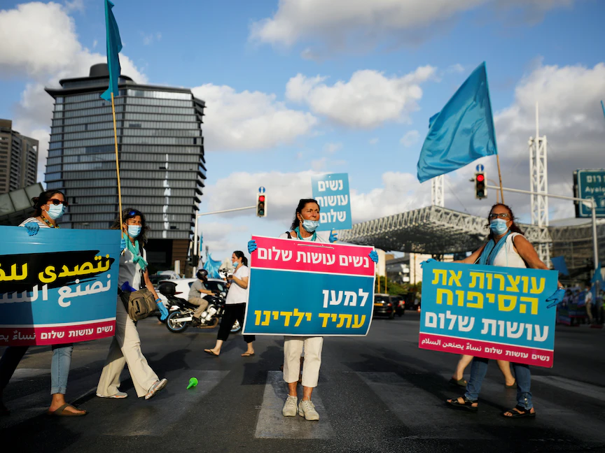 جانب من مظاهرة في تل أبيب تعارض ضم إسرائيل لأجزاء من الضفة الغربية المحتلة. إسرائيل - 18 يونيو 2020 - REUTERS