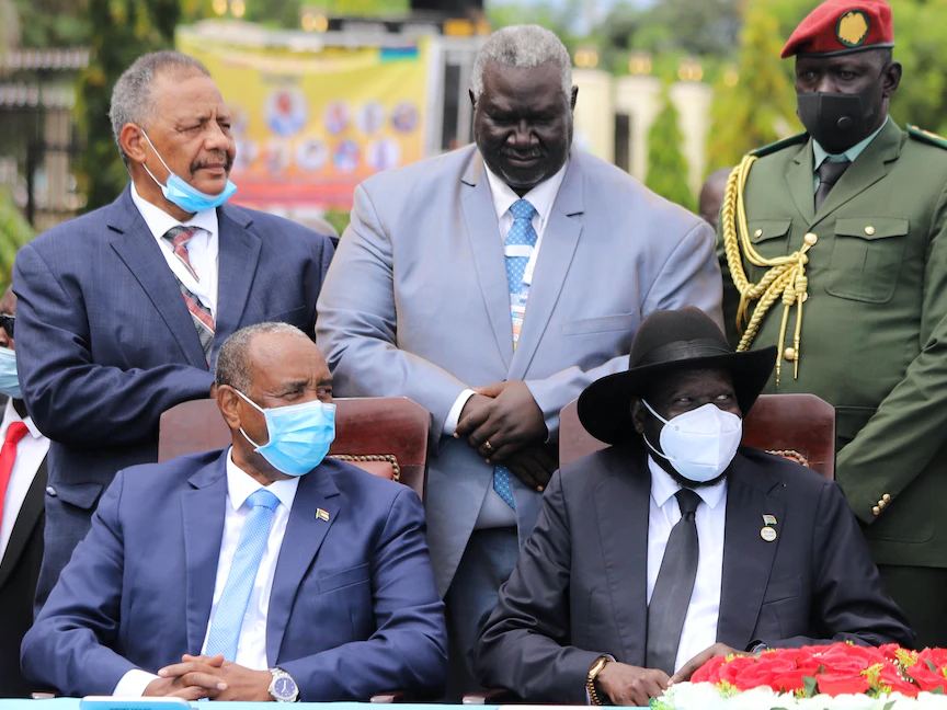 رئيس المجلس السيادي السوداني، اللواء عبد الفتاح البرهان، ورئيس جنوب السودان سلفا كير، يحضران توقيع اتفاق سلام بين الحكومة الانتقالية في السودان وحركات سودانية مسلحة- جوبا - 3 أكتوبر 2020 - REUTERS