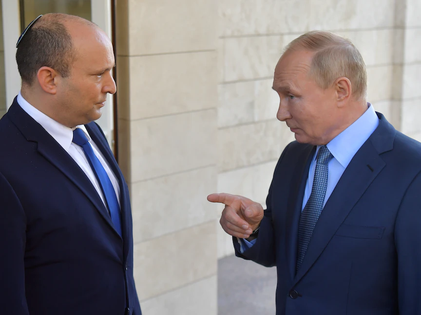 الرئيس الروسي فلاديمير بوتين يتحدث مع رئيس الوزراء الإسرائيلي السابق نفتالي بينيت خلال لقائهما في مدينة سوتشي الروسية. 22 أكتوبر 2021 - via REUTERS