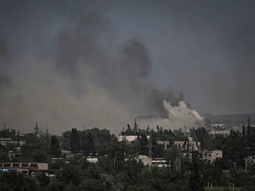الدخان يتصاعد في مدينة سيفيرودونيتسك جراء القتال بين القوات الروسية والأوكرانية - 2 يونيو 2022 - AFP