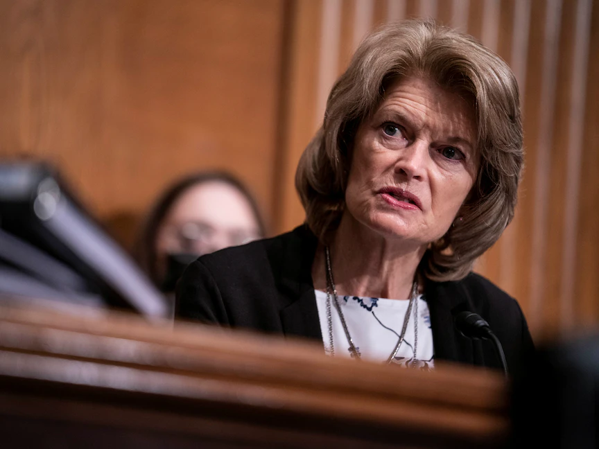 عضوة مجلس الشيوخ الجمهورية ليزا ميركاوسكي، خلال إحدى الجلسات - REUTERS