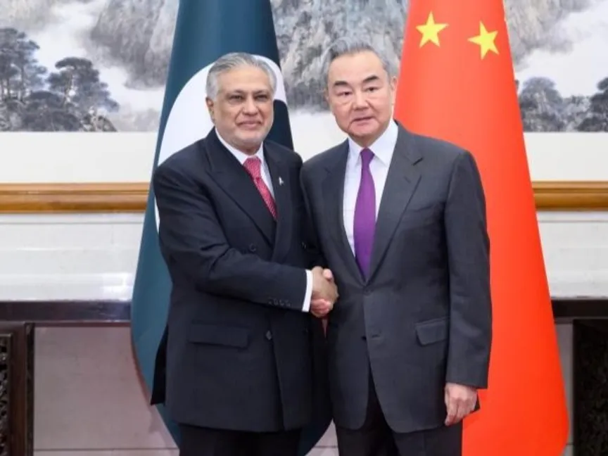 وزير الخارجية الصيني وانج يي مع نظيره الباكستاني إسحاق دار في بكين. 04 يناير 2026 - "شينخوا"