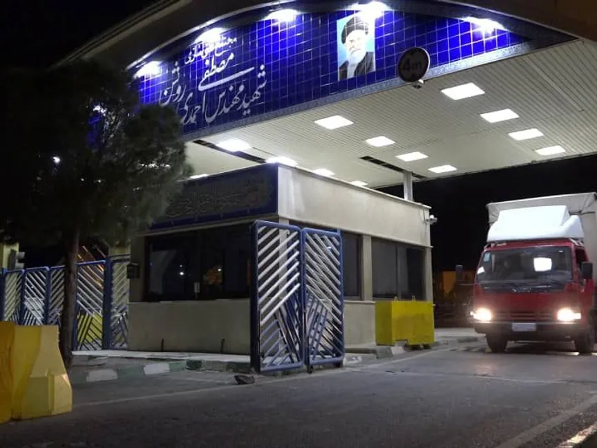 شاحنة تحمل وقوداً تغادر محطة نطنز للطاقة النووية في أصفهان - 6 نوفمبر 2019. - AFP