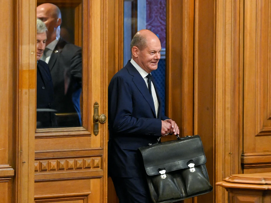 المستشار الألماني أولاف شولتز قبل مثوله أمام لجنة تحقيق في برلمان هامبورج - 19 أغسطس 2022 - REUTERS