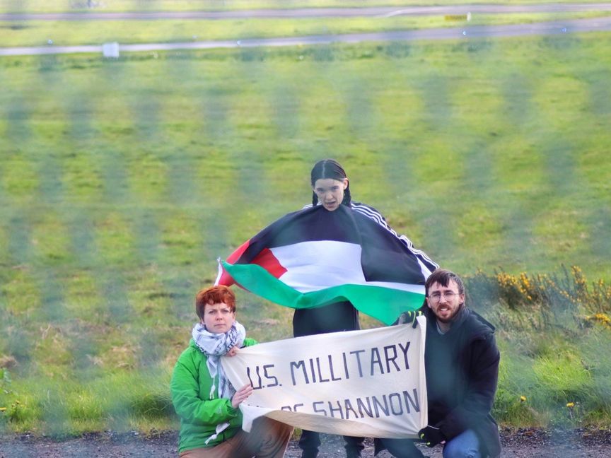 أغلقت مطار بلادها احتجاجاً على حرب غزة.. فنانة إيرلندية تخضع للمحاكمة