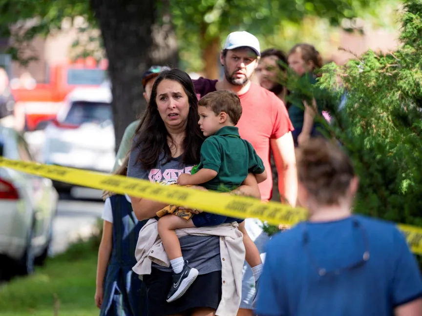أفراد عائلات تلاميذ مدرسة تابعة للكنيسة الكاثوليكية في مينيابوليس بعد إطلاق نار داخلها. ولاية مينيسوتا. 27 أغسطس 2025 - Reuters