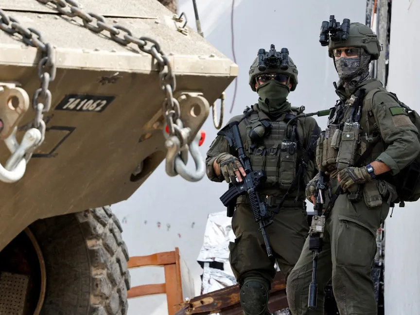 جنود إسرائيليون يقفون بجوار مركبة عسكرية خلال حملة أمنية إسرائيلية على جنين في الضفة الغربية المحتلة. 4 مارس 2025 - reuters