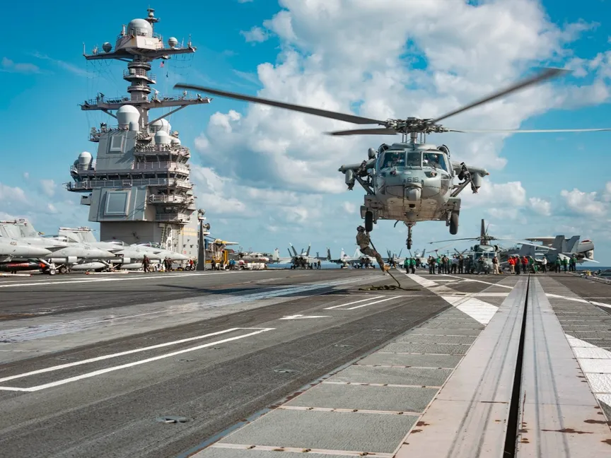 بحارة أميركيون ينفذون عملية إنزال بالحبال السريعة من طائرة هليكوبتر من طراز MH-60S سي هوك إلى سطح حاملة الطائرات جيرالد فورد، 11 أبريل 2025 - USNavy