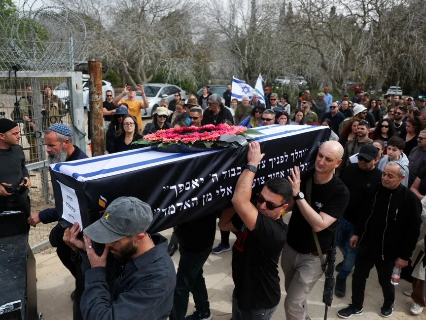 جانب من جنازة إسرائيليين في كيبوتس نير عوز بإسرائيل كانوا محتجزين في غزة وقتلتهم الغارات الإسرائيلية على القطاع الفلسطيني. 3 مارس 2025 - REUTERS