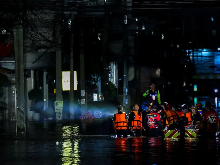 تايلندا.. جسر جوي لإغاثة المنكوبين مع ارتفاع حصيلة ضحايا الفيضانات