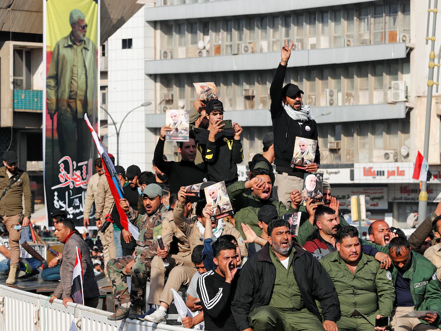 أنصار "الحشد الشعبي" خلال إحياء الذكرى الأولى لقتل القيادي في الحرس الثوري الإيراني قاسم سليماني في غارة أميركية ببغداد، 3 يناير 2021 - REUTERS