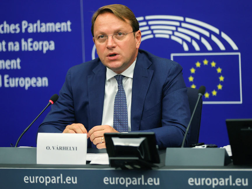 مفوض الاتحاد الأوروبي لشؤون الجوار والتوسع أوليفر فارهيلي خلال مؤتمر صحافي في مقر البرلمان الأوروبي في ستراسبورج بفرنسا. 19 أكتوبر 2021 - REUTERS