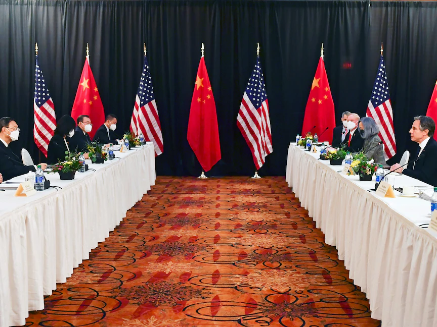 وزير الخارجية الأميركي أنتوني بلينكن يرأس الوفد الأميركي خلال محادثات مع الوفد الصيني الذي ترأسه يانغ جيتشي، مدير الشؤون الخارجية في اللجنة المركزية للحزب الشيوعي - ألاسكا - 18 مارس 2021 - REUTERS