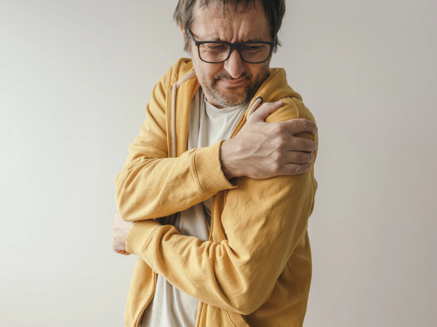 شخص يعاني من آلام الكتف. 26 يناير 2022 - AFP