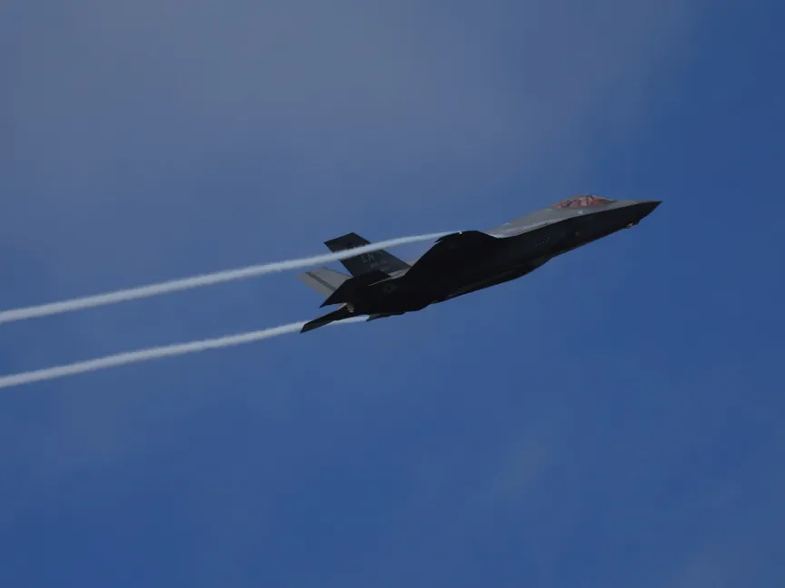 طائرة تابعة للقوات الجوية الأميركية من طراز F-35A Lightning II تطير خلال معرض فارنبرة الدولي للطيران، في بريطانيا. 22 يوليو 2024 - Reuters