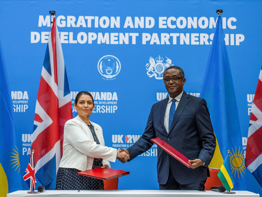 وزيرة الداخلية البريطانية بريتي باتيل تصافح وزير الخارجية الرواندي فينسينت بيروتاري بعد توقيع اتفاقية الشراكة في العاصمة كيغالي - 14 أبريل 2022 - REUTERS