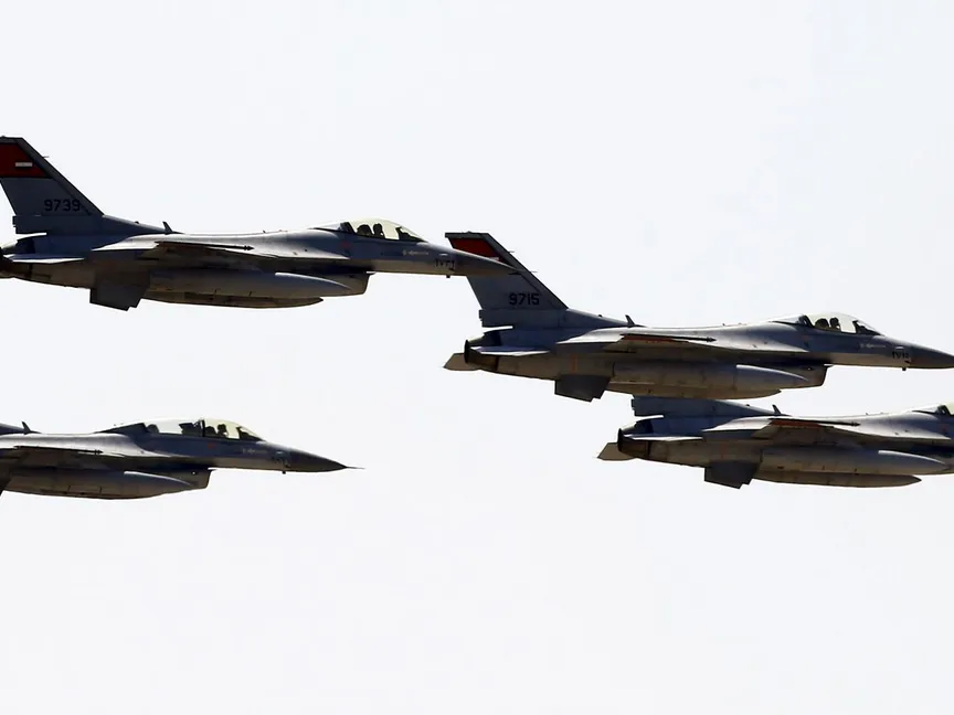 عرض طائرات سلاح الجو المصري خلال حفل افتتاح قناة السويس الجديدة بالإسماعيلية - REUTERS