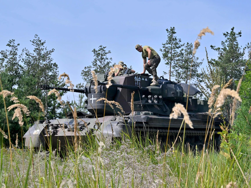 عدد من الجنود الأوكرانيين خلال تدريبات على آليات عسكرية ألمانية في منطقة العاصمة كييف. 24 يوليو 2023 - AFP