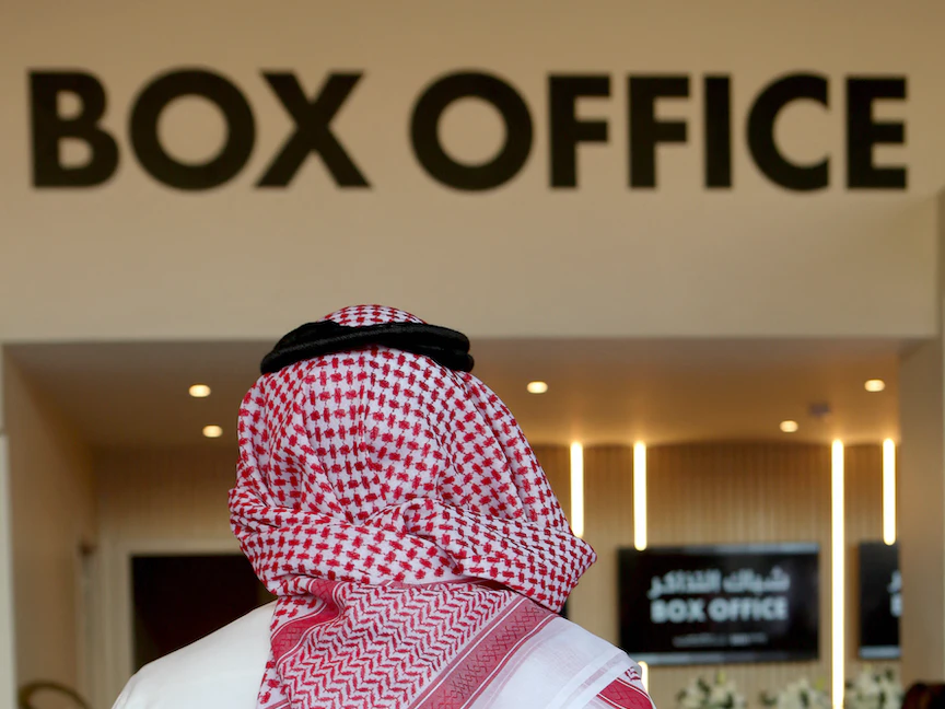 متفرج سعودي يقف أمام شباك التذاكر في إحدى دور السينما خلال الدورة الأولى لمهرجان البحر الأحمر السينمائي، قبل عرض فيلم "أبطال" في مدينة جدة السعودية، 12 ديسمبر 2021. - Red Sea Film Festival
