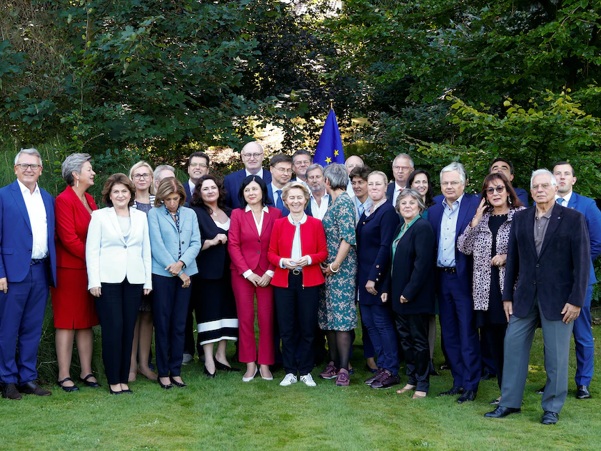 رئيسة المفوضية الأوروبية أورسولا فون دير لاين تقف لالتقاط صورة مع أعضاء المفوضية في جينفال - بلجيكا - 12 سبتمبر 2019 - REUTERS