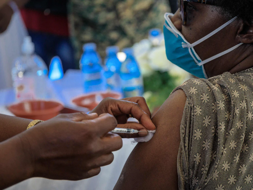 طبيبة أوغندية تتلقى جرعة من لقاح أسترازينيكا في مستشفى بكمبالا، 10 مارس 2021 - AFP