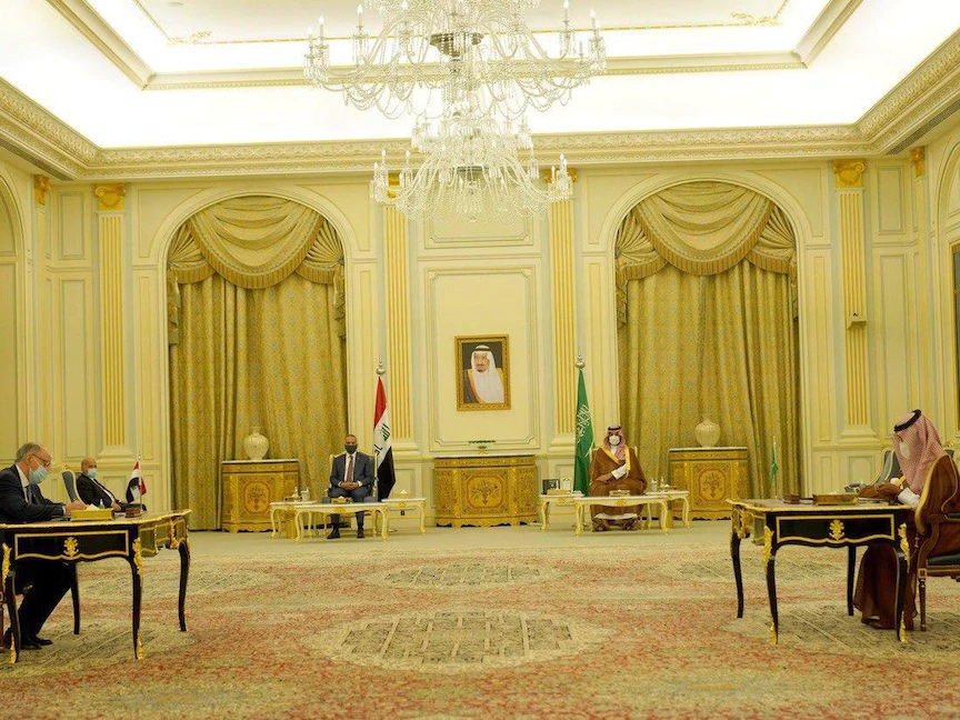 وزير المالية العراقي علي علاوي مع نظيره السعودي محمد الجدعان يوقعان اتفاقية الازدواج الضريبي بحضور ولي العهد السعودي الأمير محمد بن سلمان، ورئيس الوزراء العراقي مصطفى الكاظمي بالرياض - 31 مارس 2021