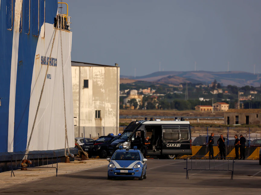 الشرطة الإيطالية خلال عملية أمنية بجزيرة صقلية - 8 أغسطس 2021 - REUTERS