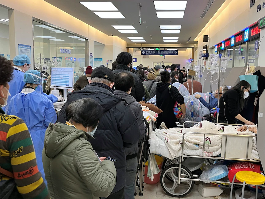 مرضى يستلقون على أسرّة في قسم الطوارئ في مستشفى تشونجشان وسط تفشي فيروس كورونا في شنغهاي بالصين. 3 يناير 2023 - REUTERS