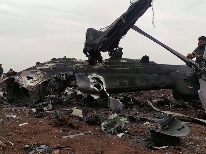 حطام طائرة هليكوبتر أميركية مدمرة شاركت في العملية الأميركية التي نفذت ضد زعيم تنظيم داعش في الأجزاء الشمالية الغربية من محافظة إدلب السورية . 3 فبراير 2022. - REUTERS