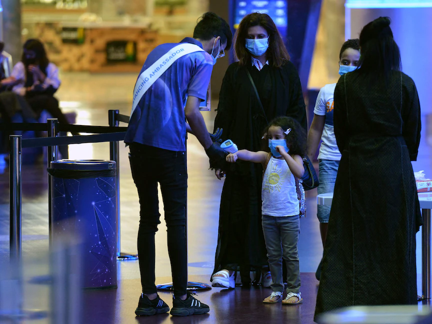 اجراءات احترازية أمام إحدى صالات السينما في السعودية. 22 يونيو 2020 - AFP