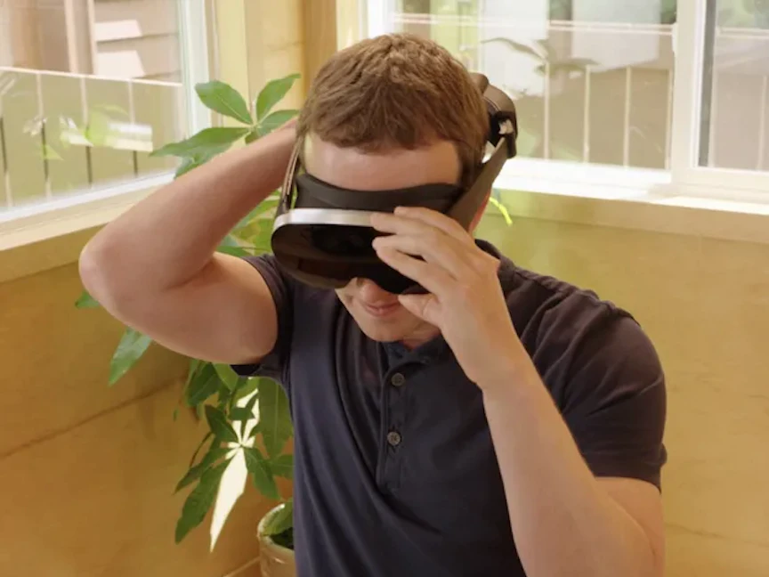 مارك زوكربرج مؤسس ومدير "ميتا" خلال تجارب النماذج الأولية لنظارات الواع الافتراضي - META