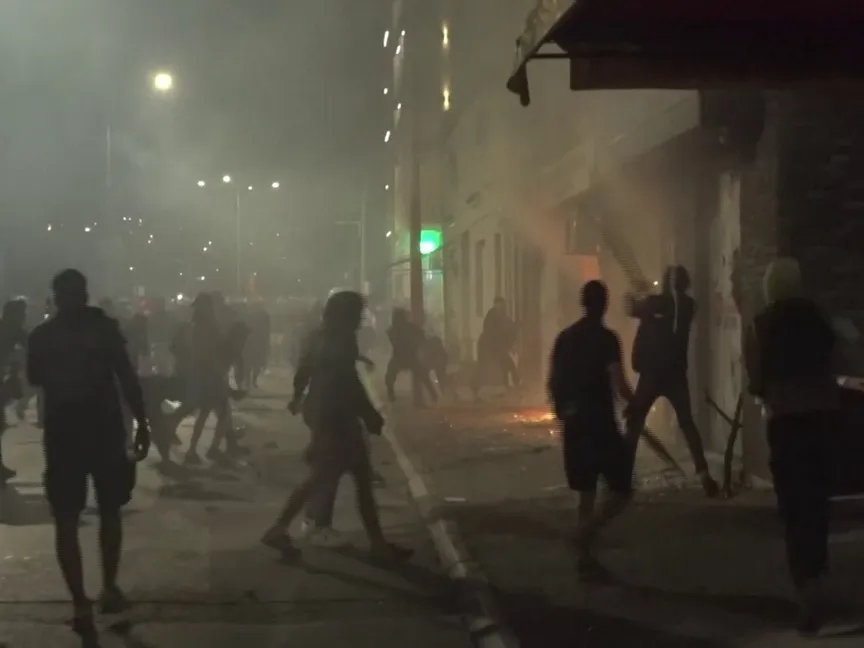 صربيا.. صدامات بين الشرطة ومتظاهرين مع تصاعد الاحتجاجات ضد الحكومة