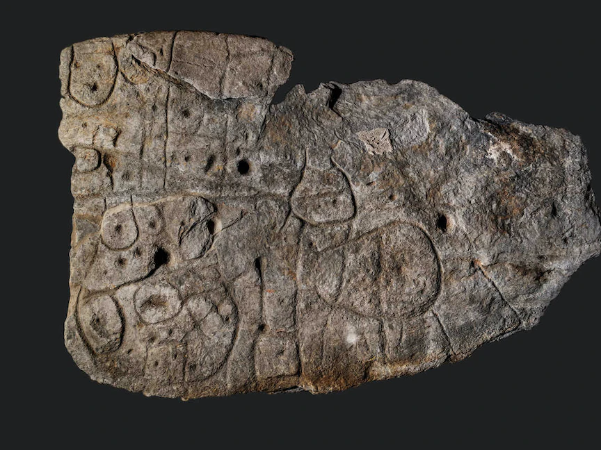 لوح صخري عمره 4 آلاف سنة يُعد أقدم خريطة في أوروبا - lemonde.fr