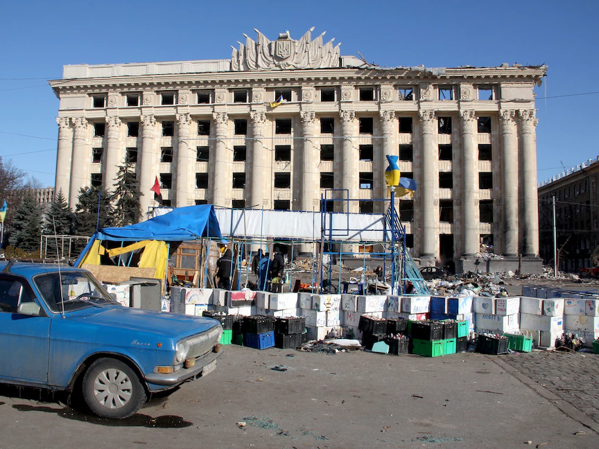 متطوعون يقدمون المساعدة الإنسانية في ميدان الحرية بمدينة خاركوف الأوكرانية - 18 مارس 2022 - REUTERS