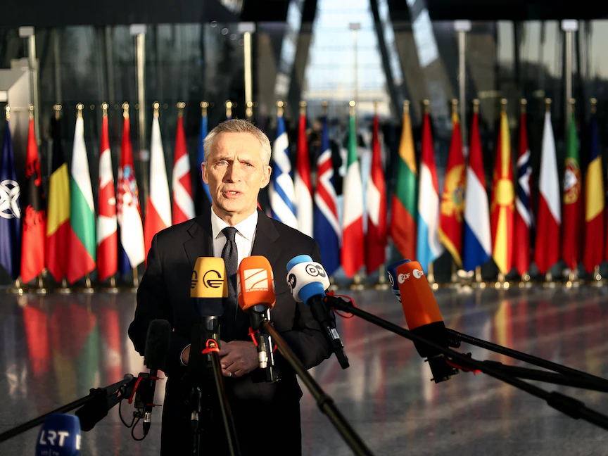الأمين العام لحلف شمال الأطلسي (الناتو) ينس ستولتنبرج يتحدث للصحافة قبيل اجتماع للحلف في بروكسل، 14 فبراير 2023 - AFP