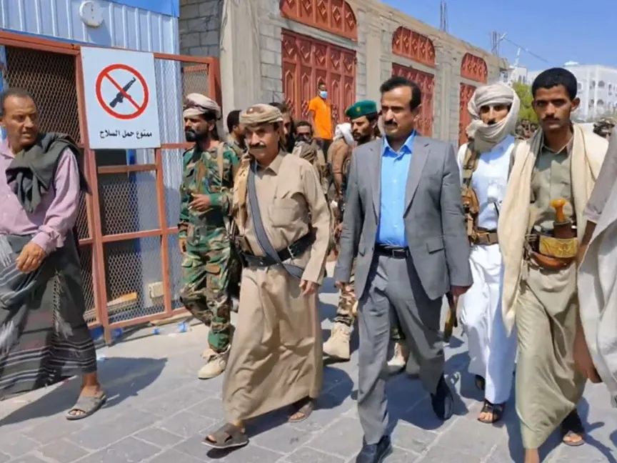 محافظ شبوة عوض محمد بن الوزير خلال زيارته جرحىة الهجوم الحوثي على مركز تدريبي في المحافظة. 19 أكتوبر 2026 - @shabwagio