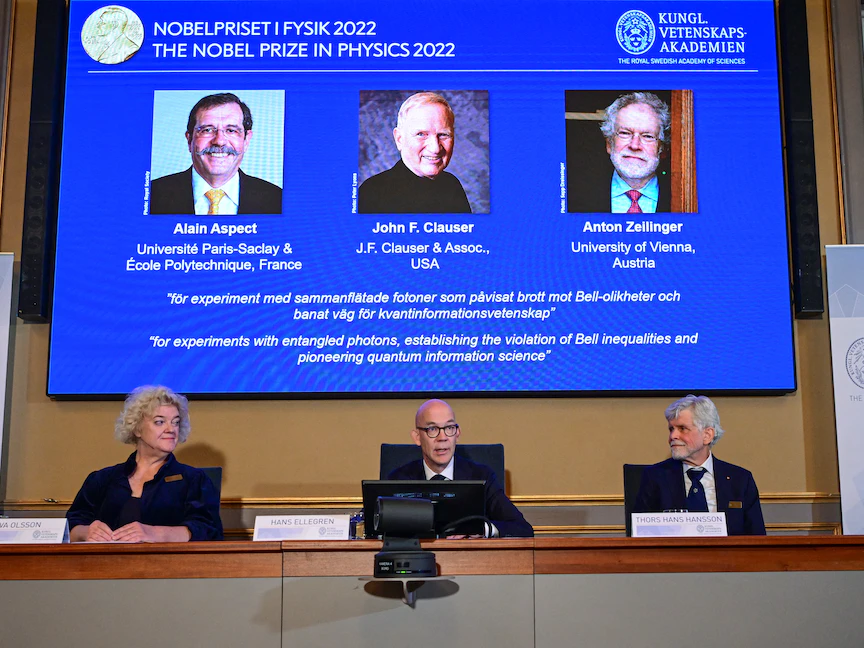 الأمين العام للأكاديمية الملكية السويدية للعلوم هانز إليجرين وإيفا أولسون وتورز هانسون أعضاء لجنة نوبل للفيزياء أثناء إعلان أسماء الفائزين بجائزة عام 2022 خلال مؤتمر صحافي بمقر الأكاديمية في ستوكهولم- 4 أكتوبر 2022 - via REUTERS