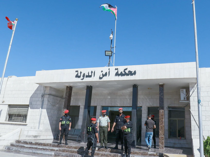 ضباط أمام محكمة أمن الدولة الأردنية حيث انعقاد جلسة الحكم في "قضية الفتنة" - 12 يوليو 2021 - AFP