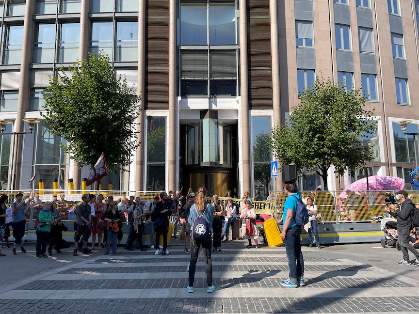 متظاهرون من "إكستنكشن ربيليون" يحتجون أمام وزارة الطاقة النرويجية في أوسلو، 23 أغسطس 2021 - REUTERS