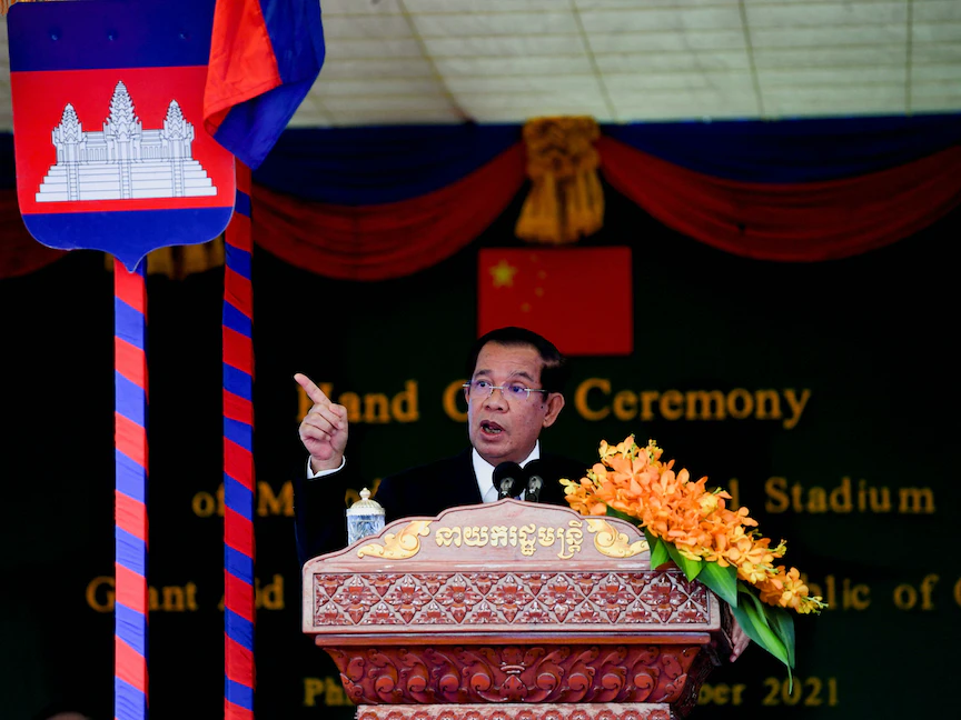 رئيس الوزراء الكمبودي هون سين خلال حفل تسليم في استاد مورودوك تيكو الوطني، والذي سيكون المكان الرئيسي لألعاب كمبوديا البحرية 2023، في بنوم بنه، كمبوديا- 12 سبتمبر 2021 - REUTERS