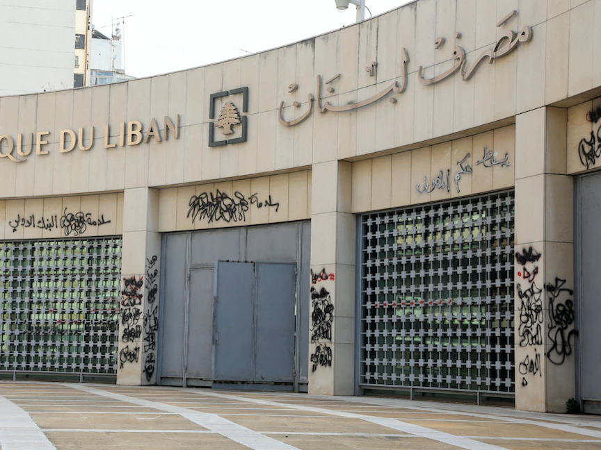 واجهة المصرف المركزي في لبنان بعد أن رشها المحتجون بالشعارات الرافضة له ولسياساته. (أرشيف) - REUTERS