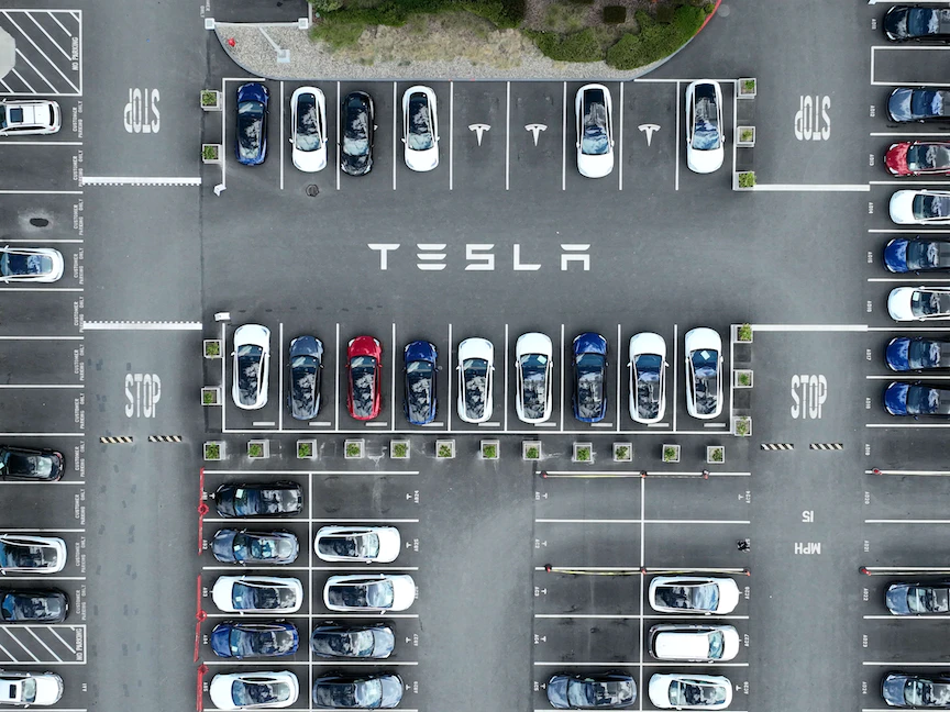 سيارات تسلا في ساحة انتظار بأحد مصانعها - AFP
